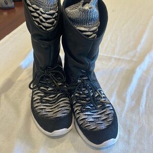 Women's size 6 Nike Roshe Two HI Flyknit Sneakerboot 861708-002 Black/White